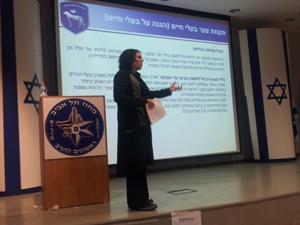 עו"ד סיון רובין נוה מרצה על תקנות צער בעלי חיים בפני מתנדבי משטרת תל אביב